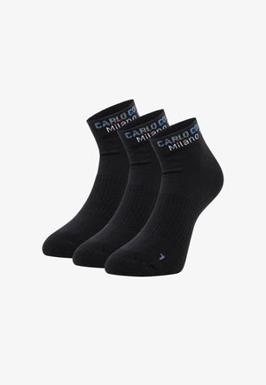 Sorte ankelstrømper i en pakke med tre, med ribbet tekstur. Har "CARLO CO" og "Milano" i farverige bogstaver på kanten. Blødt, elastisk materiale.