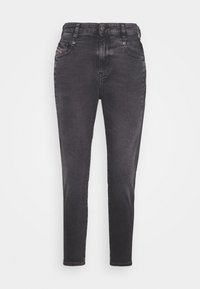 Jeans de mezclilla negra con un corte ajustado, diseño de cinco bolsillos y un desvanecimiento sutil. Cuenta con un remache de metal y cierre de botón en la cintura.