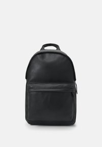 Sac à dos en cuir noir avec un haut arrondi, une poche zippée à l'avant et une poignée de transport. La surface est lisse avec des accents minimaux.