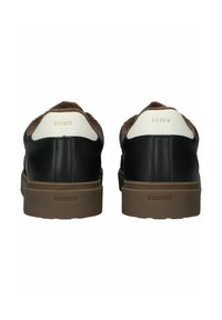 Sneaker in pelle nera con un accento in suede marrone sul tallone, colletto bianco e suola in gomma marrone. Presentano un marchio in rilievo sul tallone e sulla suola.