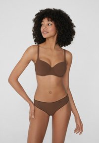 Bruine beha en bijpassende bikini slip gemaakt van glad stof, met dunne bandjes en een minimalistisch ontwerp zonder patronen of versieringen.