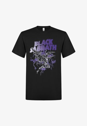Zwart T-shirt met paarse tekst "BLACK SABBATH" en een afbeelding van een gevleugeld, gehoornd figuur omgeven door bliksemschichten.