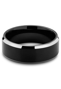 Sorth keramisk ring med børstet overflade, der har en poleret sølvaccent langs kanten. Glat tekstur og rund form.