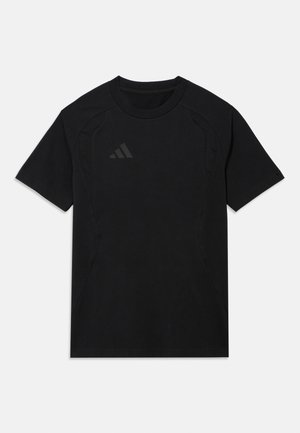 Melna sporta T-krekla izgatavota no mīksta auduma ar īsām piedurknēm, apaļu kaklu un smalku sānu šuvju dizainu. Krūšu rajonā ir redzams logotips.