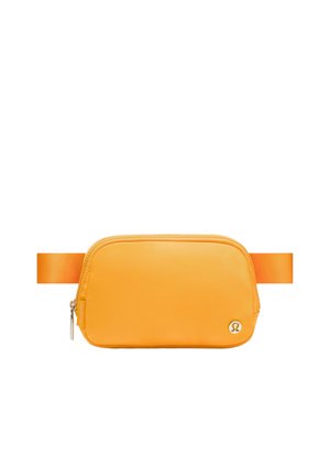 Riñonera rectangular de color naranja brillante con cierre de cremallera y correa ajustable, con un pequeño logo redondo en la esquina inferior derecha.