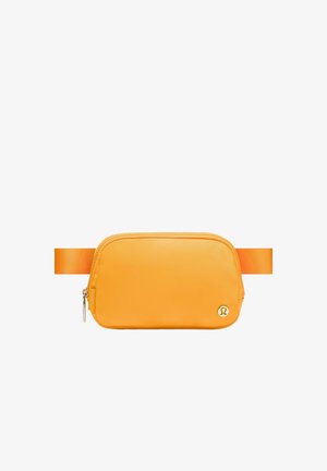 Riñonera rectangular de color naranja brillante con cierre de cremallera y correa ajustable, con un pequeño logo redondo en la esquina inferior derecha.