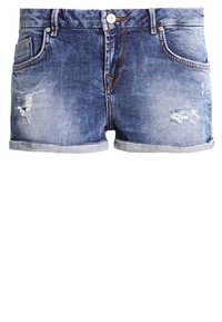 Pantalones cortos de mezclilla azul claro con dobladillos enrollados, con detalles deshilachados, desgaste y cinco bolsillos, y cierre de botón en la parte delantera.