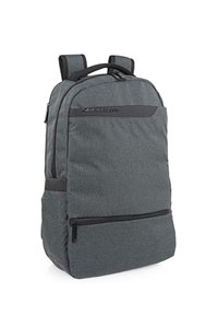 Mochila de tela gris con detalles en negro, que cuenta con un gran compartimento principal, un bolsillo frontal con cremallera y correas para los hombros ajustables y acolchadas.