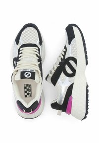 Sneaker in rete bianco e sintetico nero con dettagli viola; presenta un logo rotondo su una patch nera e suole testurizzate per una migliore aderenza.