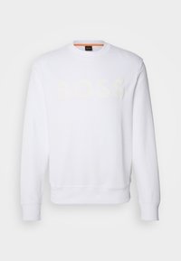 Sweatshirt blanc à manches longues avec col rond, arborant un logo "BOSS" discret embossé sur la poitrine, avec poignets et ourlet côtelés.