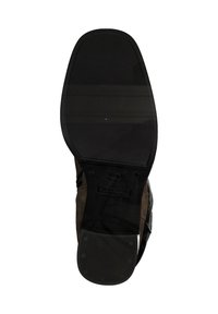 Semelle de chaussure affichant une surface en caoutchouc noir texturé. Le design inclut une forme courbée et une transition douce du talon aux orteils.