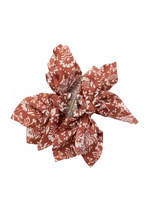 Stoff-Haarclip mit rostfarbenen Stoffblättern, die mit weißen Blumenmustern verziert sind.