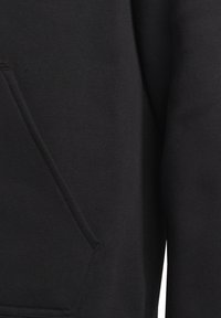 Tela de sudadera de algodón negro con textura suave, que presenta un bolsillo tipo canguro y un diseño limpio y sencillo. Sin logotipos ni patrones visibles.