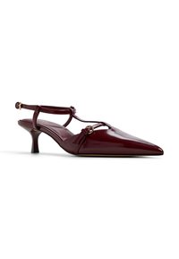 Bordeaux keinonahkaiset slingback-kengät, joissa on teräväkärkinen muoto, pieni korko, nauhaysityksiä ja koristeellinen metallikoriste.