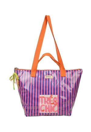Bolsa tote con rayas verticales azules y rosas, asas naranjas, una cremallera verde y el texto "TRÉS CHIC" en rosa y naranja en el frente.