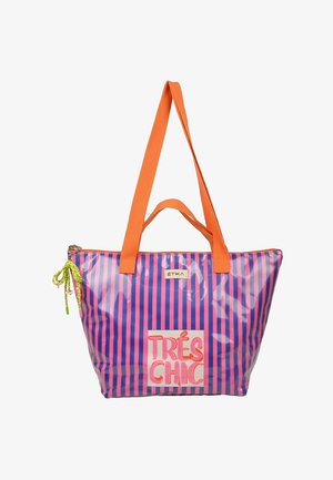 Bolsa tote con rayas verticales azules y rosas, asas naranjas, una cremallera verde y el texto "TRÉS CHIC" en rosa y naranja en el frente.