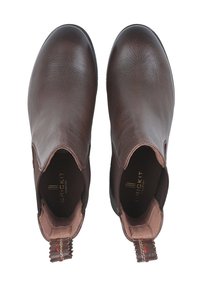 Brązowe skórzane botki za kostkę o gładkiej fakturze, z elastycznymi panelami bocznymi i pętelką ułatwiającą zakładanie. Dyskretne logo na wkładce.