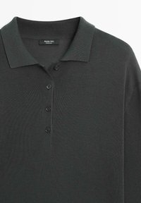 Polo a maglia grigio scuro con colletto e quattro bottoni, con etichetta del marchio "Massimo Dutti" al collo.