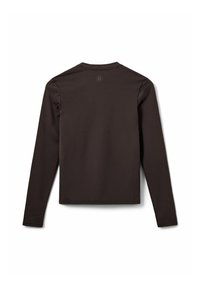 Hnedá košeľa s dlhým rukávom vyrobená z hladkej tkaniny, s okrúhlym výstrihom a logom na chrbte, s jednoduchým a priliehavým strihom.