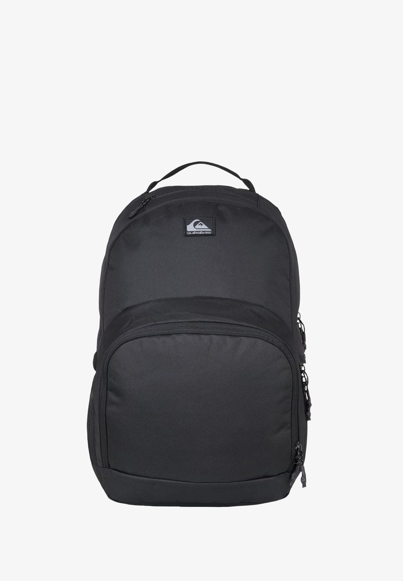 Čierny látkový batoh s hladkým povrchom, s predným zipsovým vreckom, bočnými vreckami a horným uchom. Logo na prednej strane.