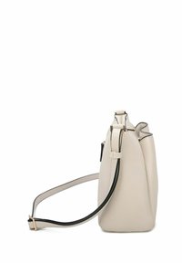Bolso de mano de cuero beige con forma estructurada, detalles en negro, correa ajustable y cierre con cremallera en la parte superior, con acentos de hardware visibles.