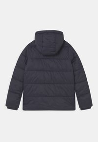 Mörkblå puffjacka med huva, med horisontellt quiltat mönster, lätt material och elastiska mudd för en åtsittande passform.