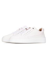 Sneaker in pelle bianca con una texture liscia, punta rotonda, lacci piatti e suola in gomma leggermente rialzata. Design minimalista con occhielli argentati.