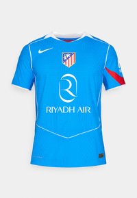 Sininen urheilupaita, joka on valmistettu hengittävästä kankaasta. Paidassa on pyöreä kaula-aukko, logo ja valkoisia yksityiskohtia, joissa lukee "RIYADH AIR" edessä.