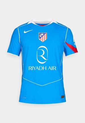 Maglia atletica blu realizzata in tessuto traspirante, con colletto a girocollo, logo e accenti bianchi con testo che riporta "RIYADH AIR" sul frontale.