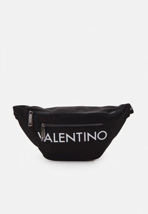 Sac banane noir Valentino avec deux compartiments zippés et texte de logo blanc à l'avant sur fond uni.