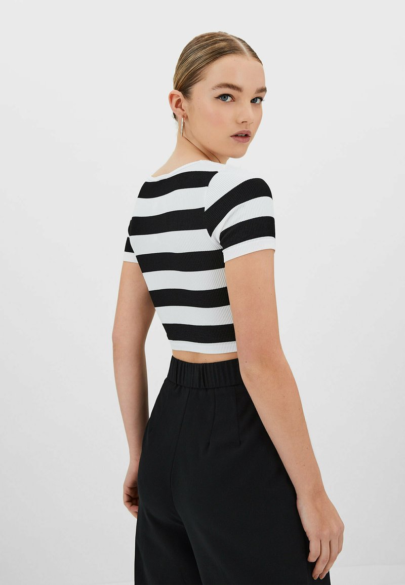 Damen T-Shirts | Stradivarius NAHTLOSES MIT KASTENFÖRMIGEM AUSSCHNITT T-Shirt print white/weiß - JX52240 Damen T-Shirts | Stradivarius NAHTLOSES MIT KASTENFÖRMIGEM AUSSCHNITT T-Shirt print white/weiß - JX52240