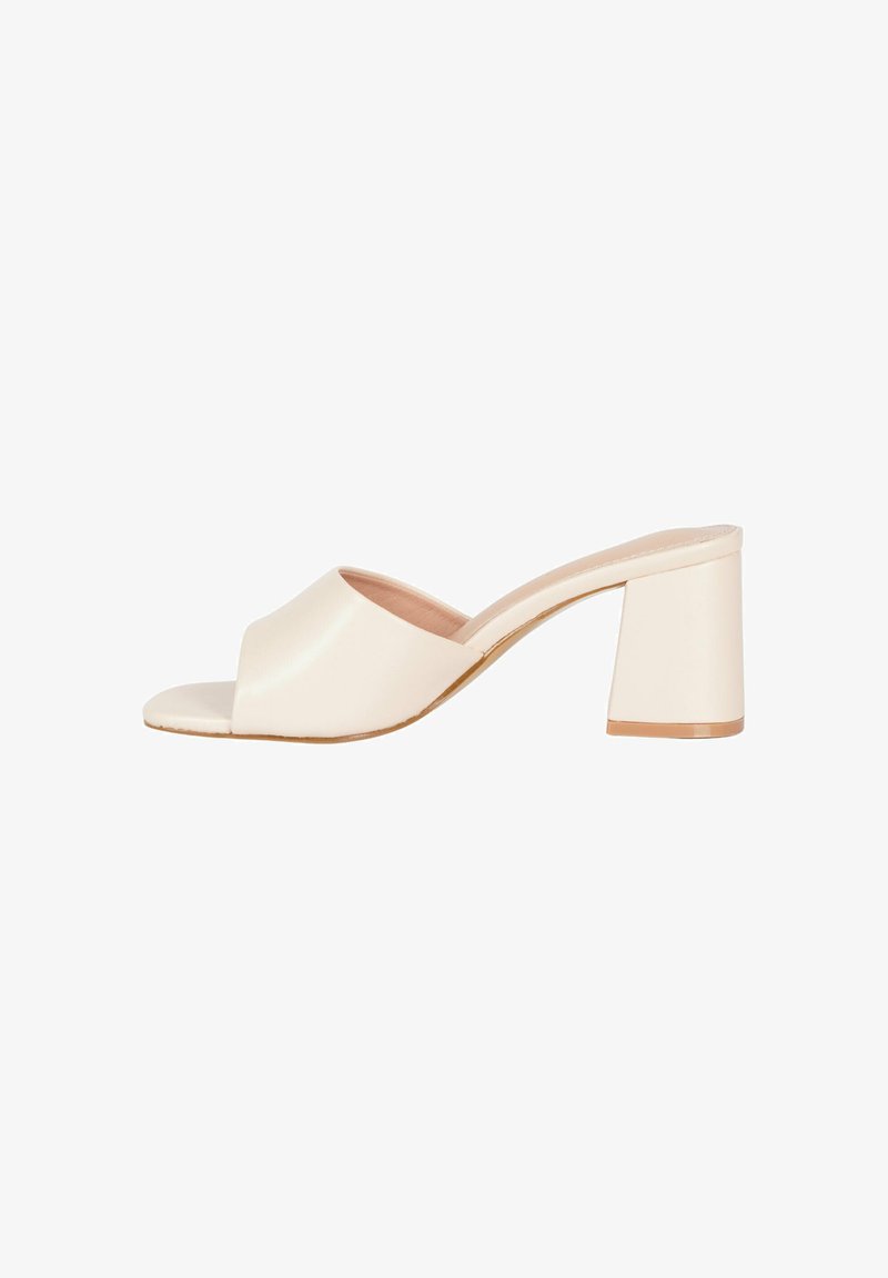 Sandal con apertura a punta e tacco largo in satin avorio. Texture liscia, design minimale, con una parte superiore leggermente curvata e un tacco solido.