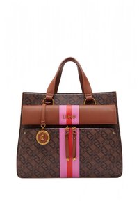 Braune Handtasche mit Muster, strukturiertem Design, Lederakzenten, abnehmbarem Anhänger und pink-rot gestreiftem Detail auf der Vorderseite.