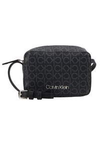 Černá crossbody taška Calvin Klein s opakujícím se vzorem loga "CK", texturovaný syntetický materiál, vrchní zipové uzavírání a nastavitelné rameno.