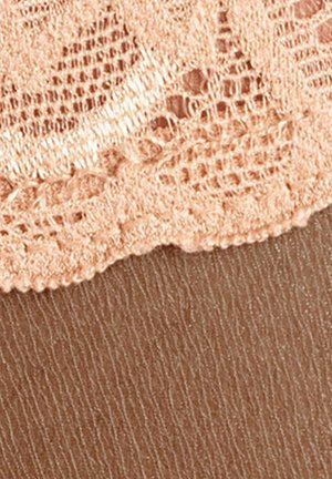 Durchsichtiger brauner Stoff mit feinen vertikalen Streifen am unteren Rand, geschichtet mit einem zarten pfirsichfarbenen Spitzenbesatz, der florale Muster und gewellte Kanten aufweist.