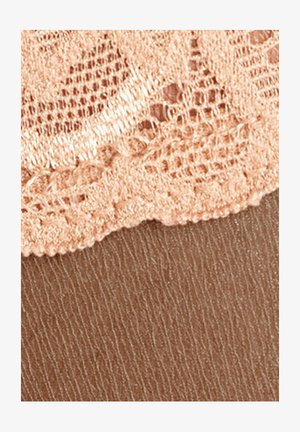 Durchsichtiger brauner Stoff mit feinen vertikalen Streifen am unteren Rand, geschichtet mit einem zarten pfirsichfarbenen Spitzenbesatz, der florale Muster und gewellte Kanten aufweist.