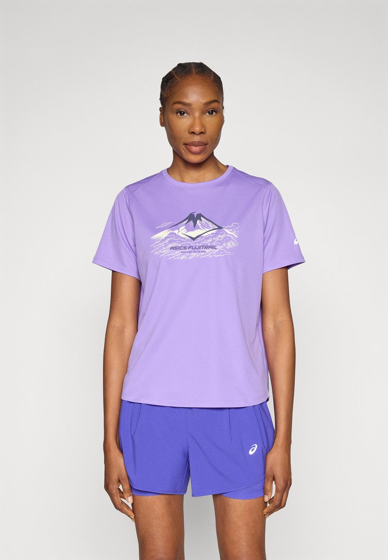 Μωβ αθλητική μπλούζα με κοντά μανίκια που διαθέτει γραφικό βουνού και λογότυπο, σετ με κοντά σορτς με υφή σε παρόμοια απόχρωση.