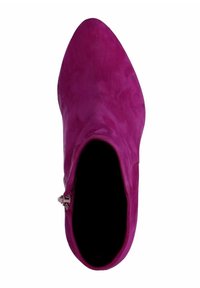 Stivaletti alla caviglia in suede fucsia con punta affusolata, zip laterale e texture liscia. Interno nero che mette in risalto il vivace colore esterno.