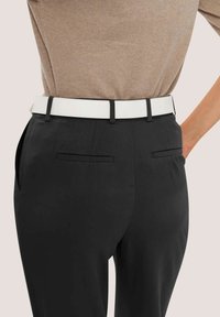 Zwarte broek met een gladde textuur, voorzien van een witte riem. Twee achterzakken en een aansluitend ontwerp, gezien vanuit de zijkant en achterkant.