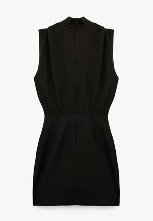 Vestido negro sin mangas con cuello alto, cintura fruncida y cremallera en la espalda. Tela suave con un cuerpo ajustado y falda de corte recto.