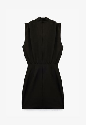 Robe noire sans manches avec un col haut, taille froncée et fermeture éclair au dos. Tissu lisse avec un corps ajusté et une jupe droite.