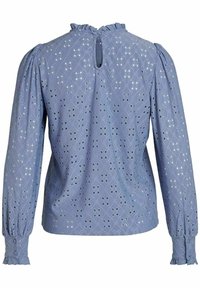 Vaaleansininen pusero, jossa on pitkät puffihihat, korkea kaula-aukko ja avokynsi selässä. Varustettu brodeeratuilla silmukkakuviolla ja keräillyillä hihailla.