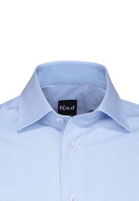 Camicia button-up azzurro chiaro con strisce bianche verticali, colletto classico e un'etichetta visibile all'interno del colletto. Texture di tessuto morbido.