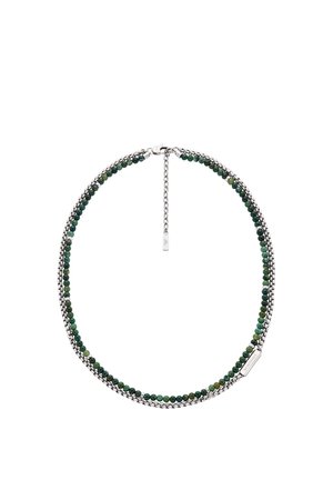 Collar de cuentas con gemas verdes y cadena de plata, con un diseño en capas y cierre de broche en la parte trasera.