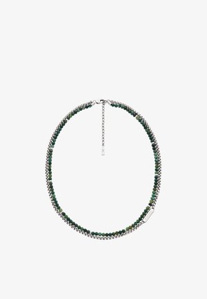 Naszyjnik z koralików z zielonymi kamieniami szlachetnymi i srebrnym łańcuszkiem, o warstwowym wzorze i zapięciu z tyłu.
