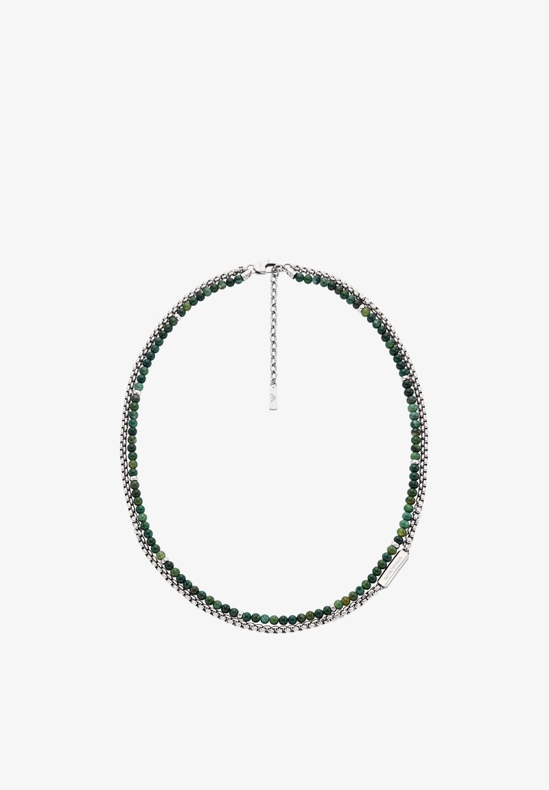 Collier de perles avec des pierres précieuses vertes et une chaîne en argent, doté d'un design superposé et d'une fermeture à clapet à l'arrière.