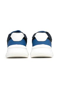 Scarpe da ginnastica blu navy e bianche con tomaia sintetica liscia, collo imbottito e suole in gomma testurizzate. Accenti di design a strisce sui lati.