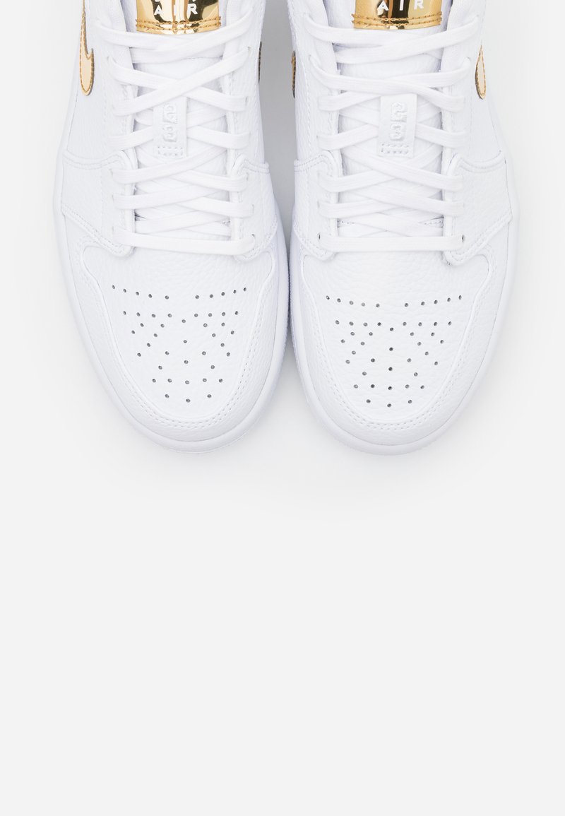Jordan AIR JORDAN 1 LOW SE - Sneaker low - white/metallic gold 