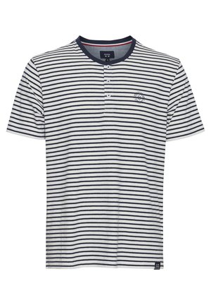 Prugasta majica kratkih rukava u tamnoplavoj i bijeloj boji, s dugim dugmetom na Henley izrezu, koja sadrži mali grafički grb na prsima. Mekana pamučna tkanina.