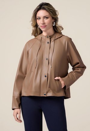 Braune Kunstlederjacke mit Kapuze, Druckknöpfen und seitlichen Taschen, die eine lockere Passform und eine glatte Textur aufweist.